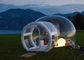 Семья на открытом воздухе одиночного шатра пузыря тоннеля раздувного располагаясь лагерем предаваясь мечтам в аренду