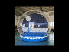 Подгонянный глобус снега крупного плана ясных раздувных глобусов снега гигантский на открытом воздухе